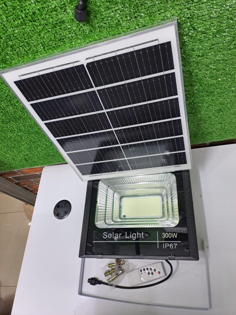 300W solar flood light with 18W monocrystalline solar panel and 15000mAh battery